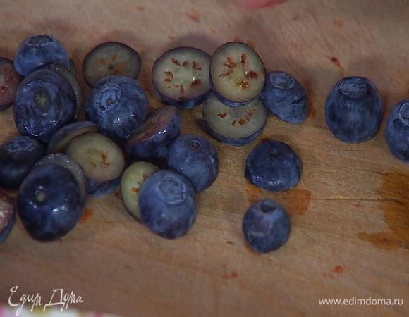 Часть голубики разрезать пополам.