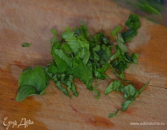 Листья базилика мелко порубить.