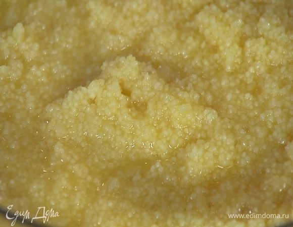 Кускус перемешать, выложить к ягодам и еще раз перемешать.