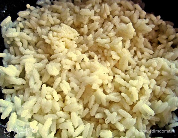 Сварить заранее пакетик риса с морской солью, остудить.