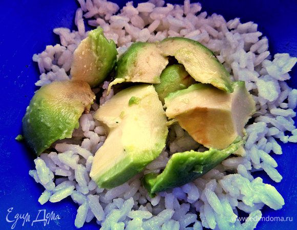 Нужен очень спелый авокадо! Сбрызнуть его лимонным соком. Размять авокадо с рисом.