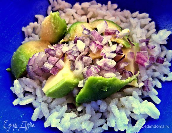 Немного покрошить красного лука.