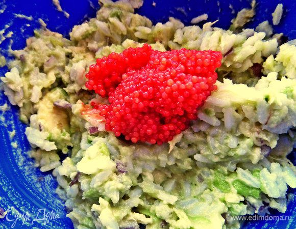 Часть икры положить в начинку.