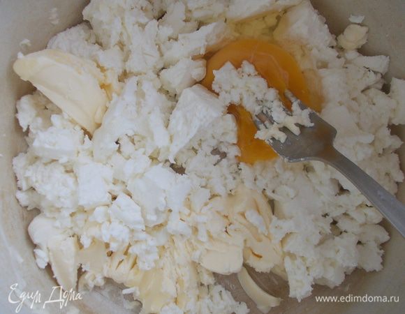 Смешать творог с солью, мягким маслом и яйцом, поставить на медленный огонь и, непрерывно помешивая, варить сыр.