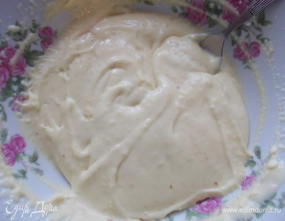 Как только сыр загустеет, сразу снимаем его с огня. Если там остались крупинки, не страшно, можно все исправить погружным блендером. Просто все взбейте до однородной массы.