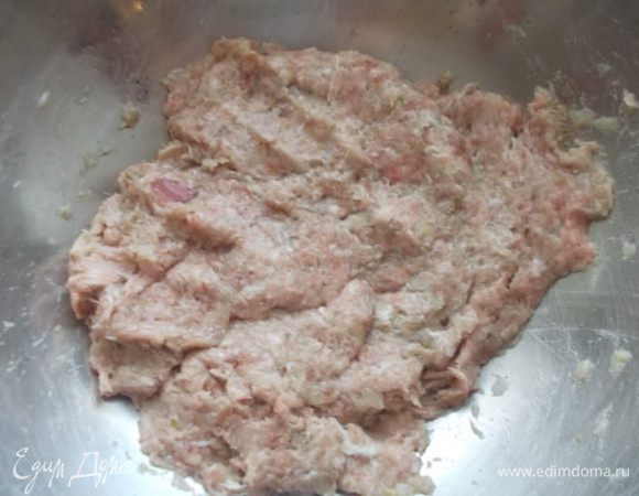 Приготовить фарш из мяса, я брала свинину и немного телятины. Можно взять уже готовый, только хорошего качества. Помолоть к нему лук и чеснок. Посолить и поперчить, хорошо отбить, чтобы он стал послушным и эластичным.