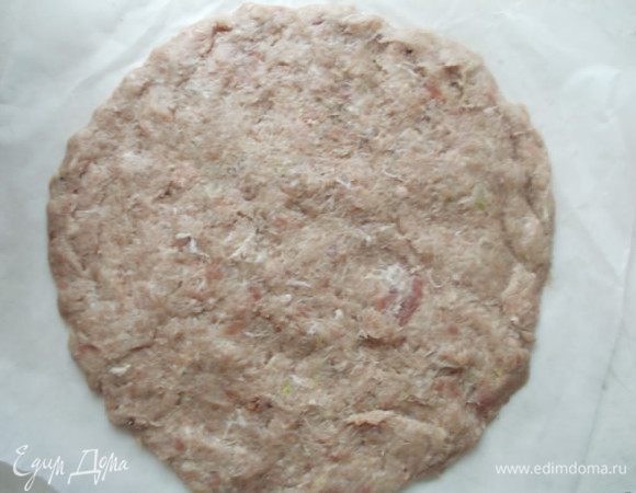 Делим на две части. Берем два листа пергамента. На одном листе разминаем и делаем блин из фарша. Размер как у вашей сковороды.