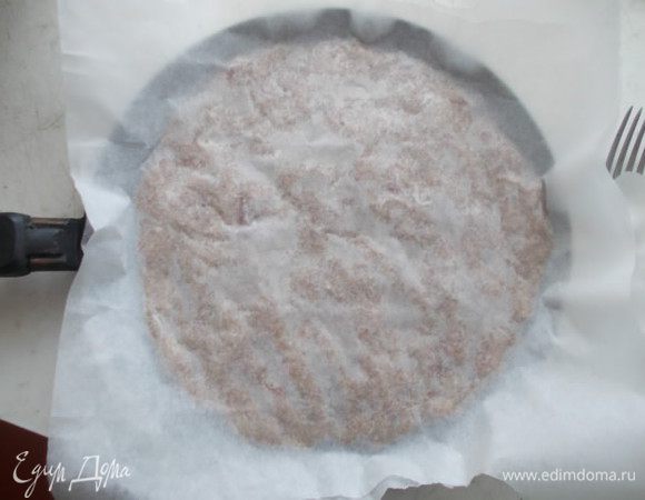 Накрываем вторым листом бумаги и выкладываем на сковороду. Так нам будет легко переворачивать и мясной корж останется целым. Отправляем жарить на огонь, рядом ставим на огонь еще одну сковороду. Тем более, нам не понадобится масло для жарки.