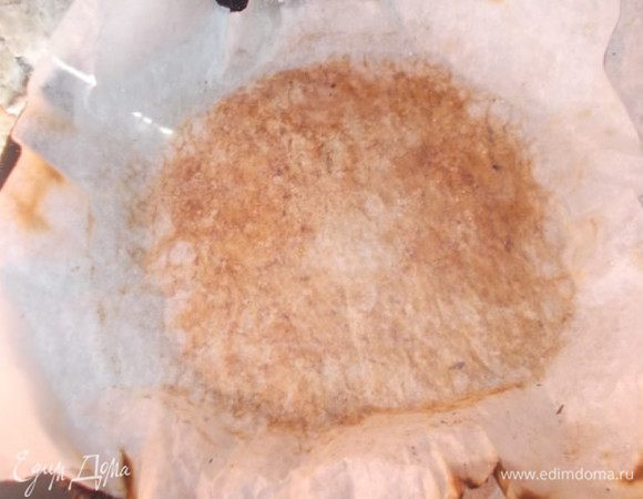 Когда одна сторона поджарилась, накрываем другой сковородой и переворачиваем. Жарим с другой стороны.