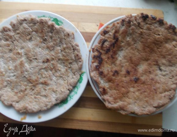 Также пожарим второй мясной корж.