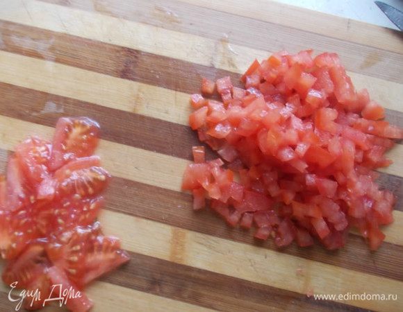 Помидор порежем мелко, предварительно удалив серединку с семенами, чтобы было поменьше жидкости.