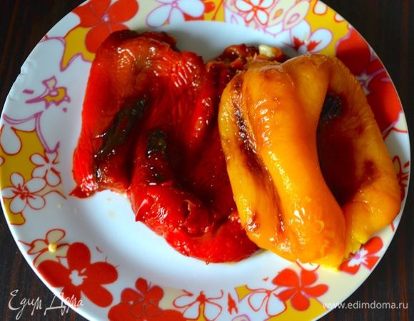 Затем очистить перцы от кожуры, удалить все семена и прожилки и нарезать небольшими полосочками. 