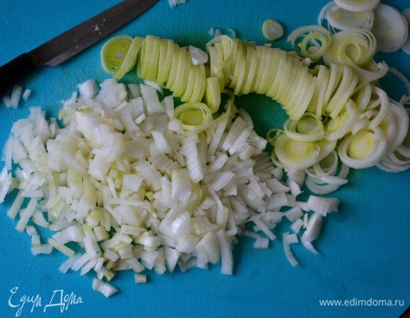 Репчатый лук очистить и нарезать помельче. Лук порей (светлую часть) нарезать тонкими кольцами.