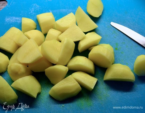 Картошку очистить и нарезать достаточно крупно. До использования выложить в миску с холодной водой.
