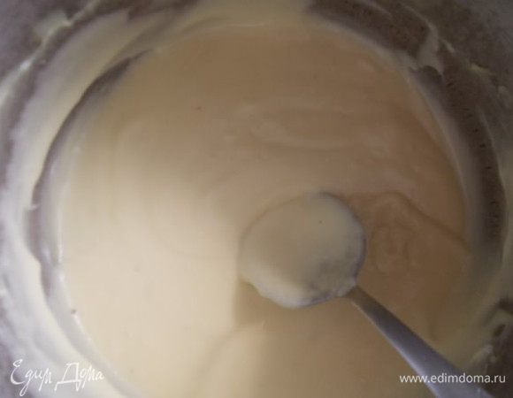 Ставим варить пюре. Когда картофель будет мягким, взбить его с маслом и солью до такой степени, чтобы было похоже по консистенции на заварной крем.