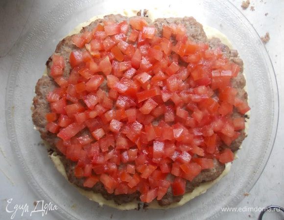 Поверх сыра укладываем мясной корж и помидоры.