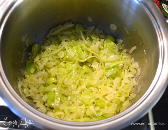 В кастрюле разогреть оливковое масло (2 ст.л.) и выложить лук. Обжарить минуты 3-4, помешивая, чтобы не зажарился сильно.