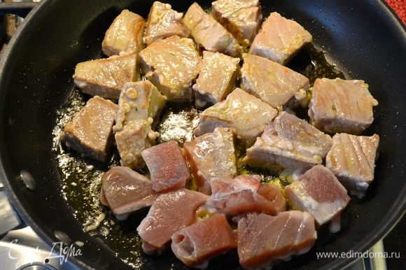 Филе тунца нарезать достаточно крупно и обжарить очень быстро (несколько секунд с каждой стороны) в сковороде на оливковом масле (1 ст.л.).