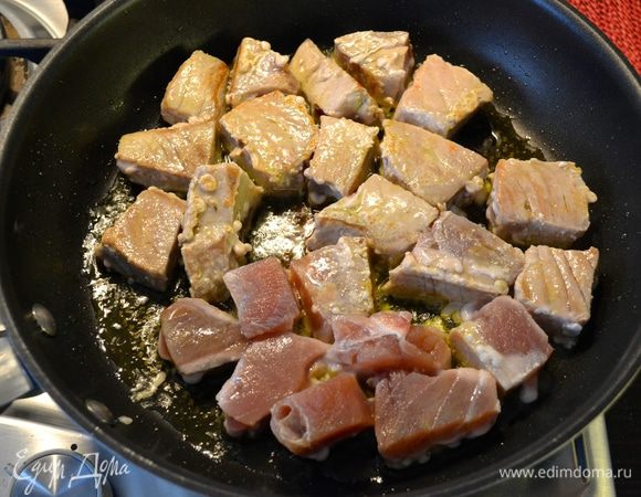 Филе тунца нарезать достаточно крупно и обжарить очень быстро (несколько секунд с каждой стороны) в сковороде на оливковом масле (1 ст.л.).