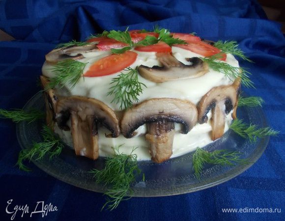 Затем смазываем нашим пюре весь торт, украшаем обжаренными пластинками шампиньонов и порезанными помидорами с зеленью.