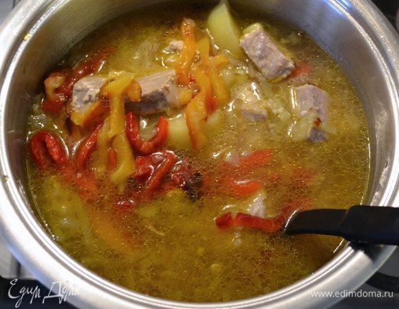 Через 30 минут выложить в кастрюлю кусочки тунца, нарезанный полосочками перец и готовить всё ещё 5 минут. Готовый суп снять с огня и дать постоять минут 20.