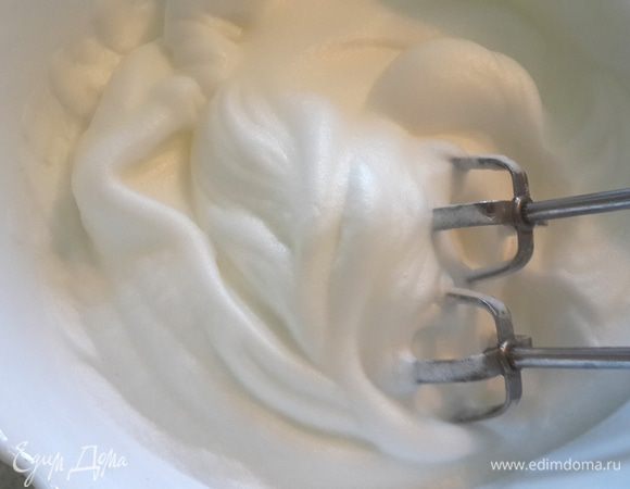 Белки взбить до устойчивой пены, постепенно добавить желтки с ванилином.