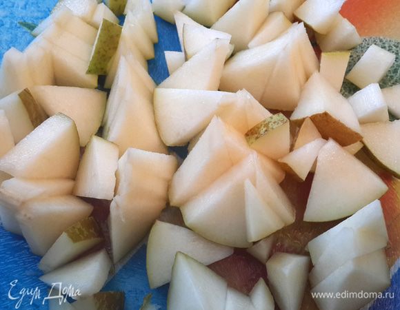 Порезать грушу на кусочки.