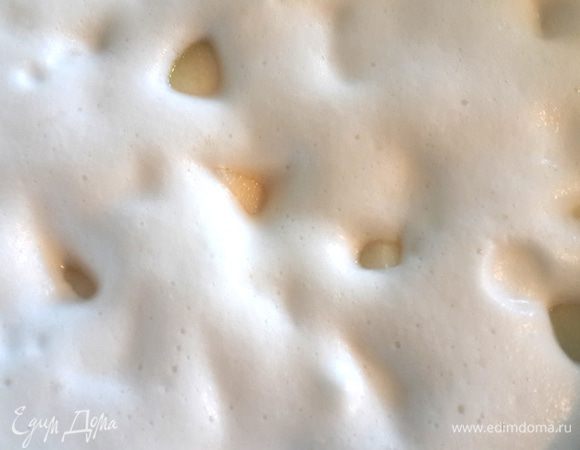 В молоко добавить подсластитель, медленно влить молоко в яйца, продолжая взбивать миксером на средней скорости. 15-ти секунд достаточно. Присыпать грушей.