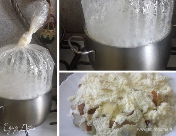 Небольшую кастрюлю (чтобы омлет был высоким) наполнить наполовину холодной водой. Яичную массу переложить в рукав для запекания или стеклянную миску с крышкой. Дать вскипеть на сильном огне 5 минут, пока пакет не начнет надуваться. Убавить огонь на минимум и варить 30 мин.