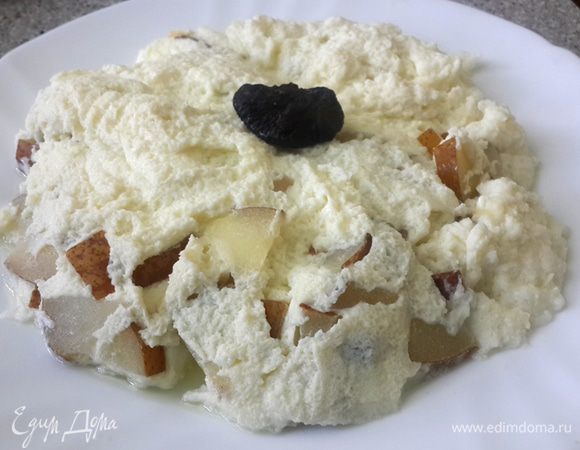 По готовности отрезать верхнюю часть пакета, сверху положить тарелку.  Вместе с ней перевернуть и аккуратно удалить пакет. На фото омлет украшает чернослив :)