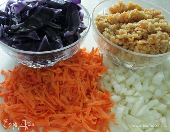 Капусту крупно нарезать и отварить 5-7 минут в подкисленной лимонным соком воде. Чечевицу отварить. Нарезать лук мелким кубиком, морковь натереть на крупной терке и затем обжарить на растительном масле.