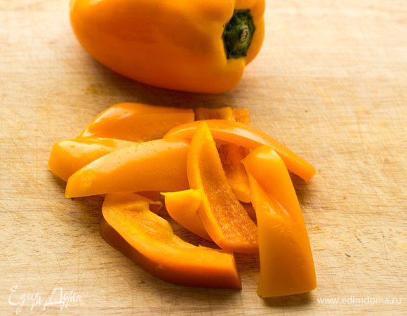 Нарезать красный лук и перец дольками.