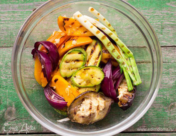 Все овощи обжарить на раскаленной сковороде-гриль по 30-50 сек с каждой стороны либо запечь в  духовке.
Сложить в глубокую чашку, добавить давленный чеснок, приправить солью и перцем, сбызнуть оливковым маслом и бальзамиком. Дать немного постоять.