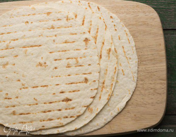 Лепешки обжарить на гриле.