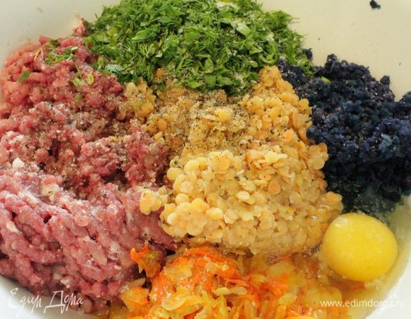 Мясо и капусту пропустить через мясорубку, добавить отваренную чечевицу, обжаренные лук и морковь, одно яйцо, зелень петрушки и укропа, посолить и поперчить по вкусу.