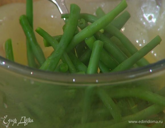 Стручковую фасоль опустить на несколько минут в кипящую воду, затем воду слить.