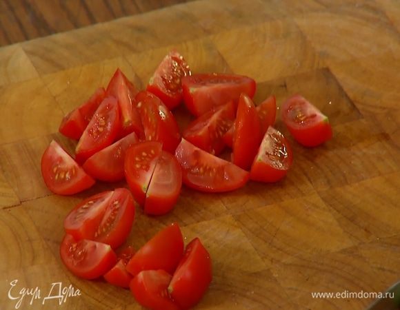 Помидоры черри разрезать на 4 части.