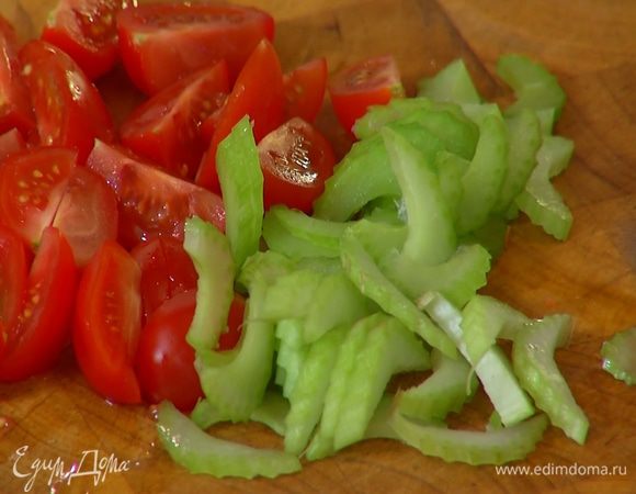 Сельдерей мелко порезать.