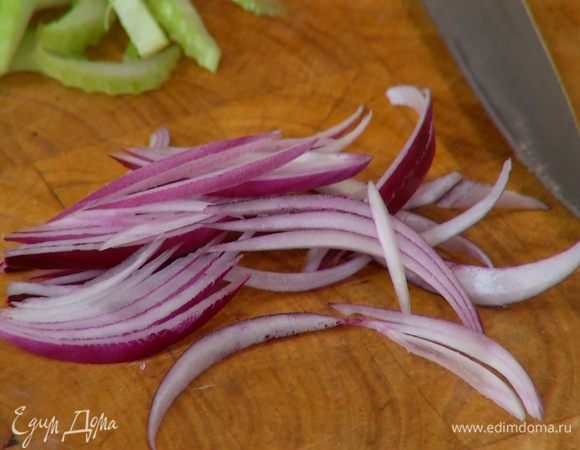 Красный лук нарезать соломкой, залить уксусом и дать постоять.