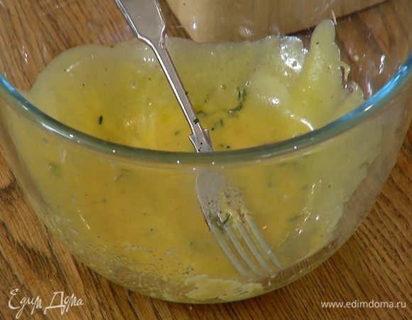 Приготовить заправку: в глубокой посуде соединить горчицу с оливковым маслом и лимонным соком, добавить мед, листья тимьяна, посолить, поперчить и перемешать.