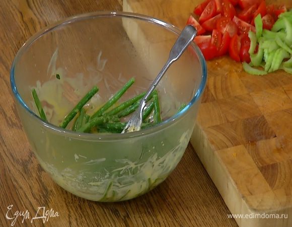 Горячую стручковую фасоль выложить в посуду с заправкой и перемешать.