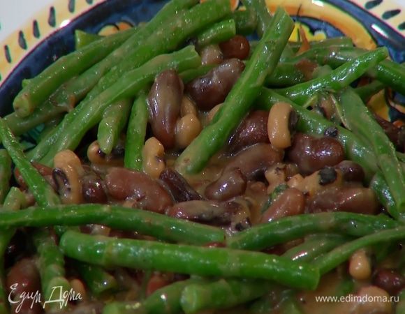 Добавить 5 ст. ложек отваренной красной фасоли и 3 ст. ложки отваренной фасоли «черный глаз», все перемешать и переложить на блюдо.