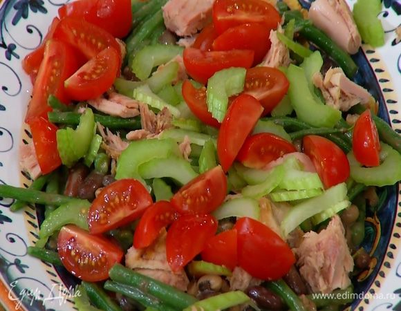 На салат выложить кусочки тунца, посыпать порезанными помидорами и сельдереем.