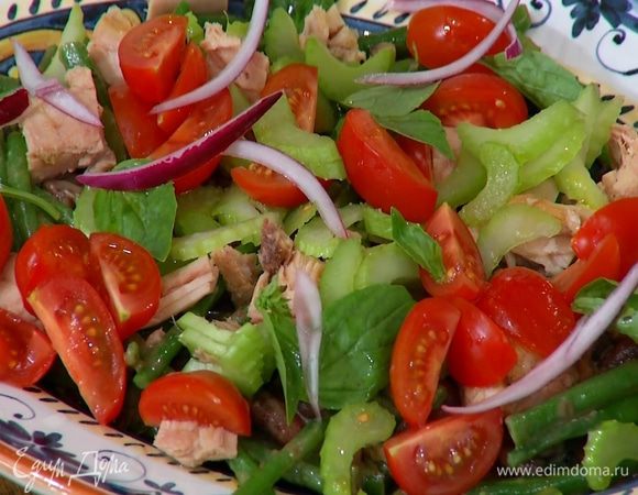 Украсить салат листьями базилика и замаринованным луком, сбрызнуть оливковым маслом и лимонным соком.