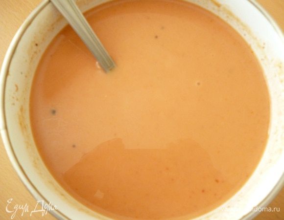 Приготовить заливку: смешать сметану с томатной пастой, добавить воду, соль, молотый перец, сахар по своему вкусу, перемешать.