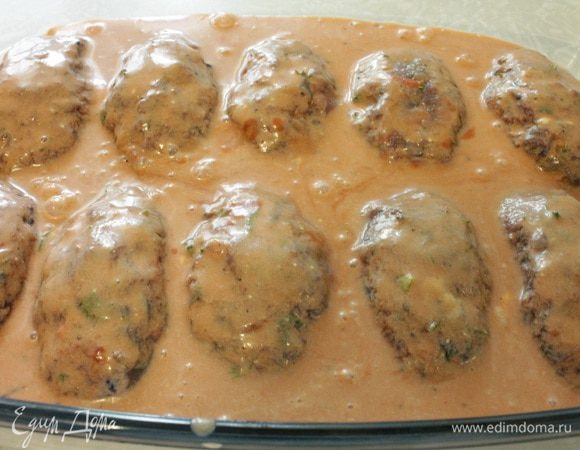 Из фарша сформовать продолговатые котлеты, выкладываем их в форму для запекания, добавляем заливку. Форму накрыть крышкой.