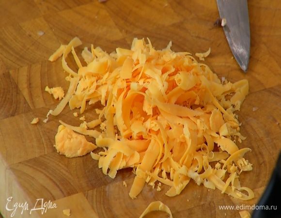 Сыр натереть на крупной терке.