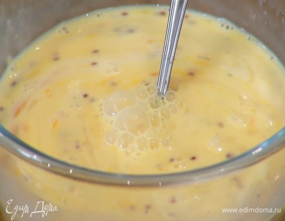 Яйца соединить с молоком и горчицей, посолить, поперчить и перемешать.