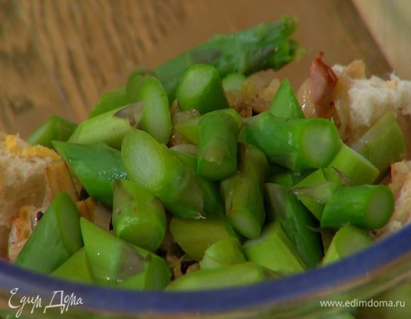 Бланшированную спаржу нарезать небольшими кусочками (хвостики оставить для украшения).