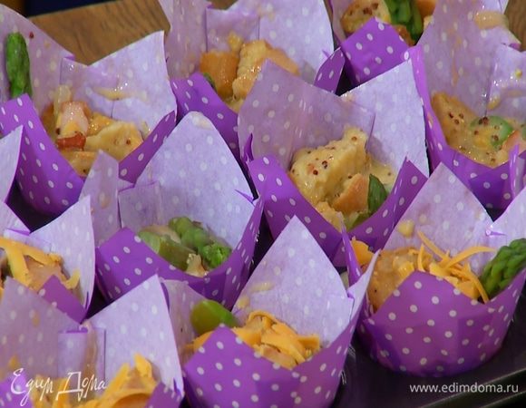 Выпекать маффины в разогретой духовке 20 минут.